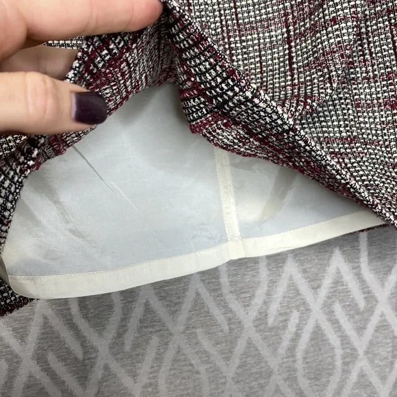 Banana Republic Mini Skirt Tweed Black, Cream, & Magenta / Red Lined. Size: 6 - Picture 4 of 6